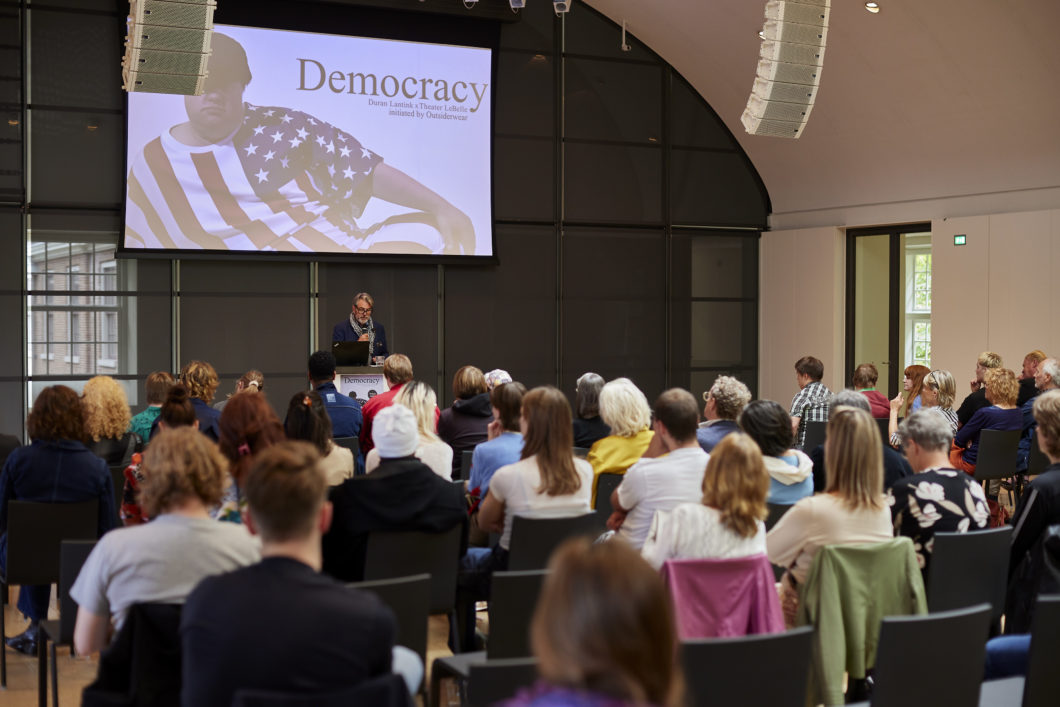 Democracy geopend 6