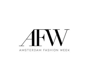 Spectaculaire catwalk tussen zeventiende-eeuwse schilderijen Spectaculaire catwalk tussen zeventiende-eeuwse schilderijen