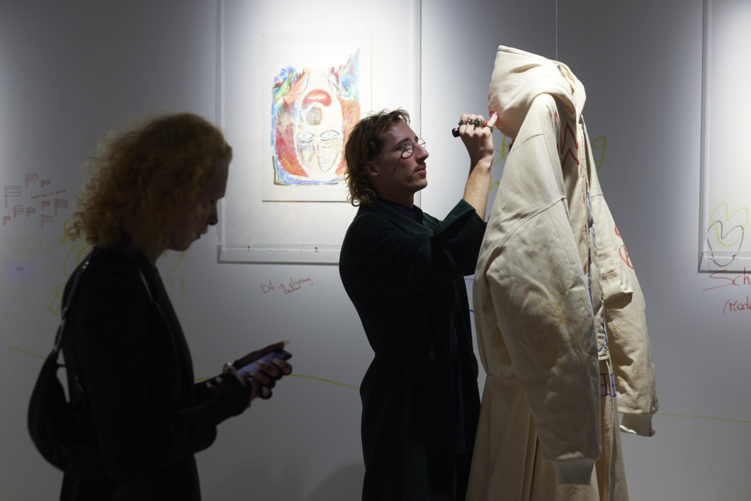 Bomberjas en trenchcoat van Duran Lantink en Bea Otte 5