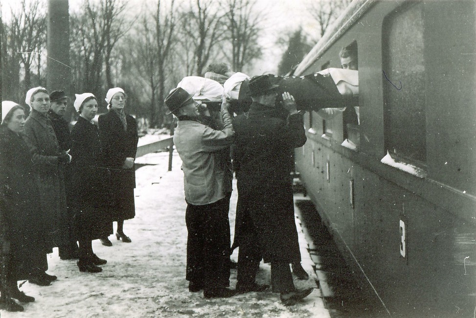 Evacuatie Psychiatrisch Ziekenhuis nabij Santpoort naar de WA Hoeve in Den Dolder, januari 1943, collectie: Museum van de Geest